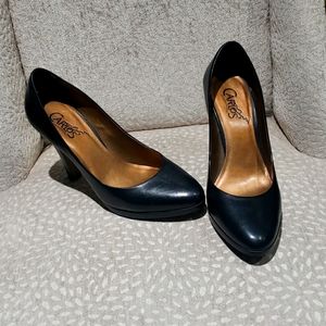 Carlos Santana presume classic pumps